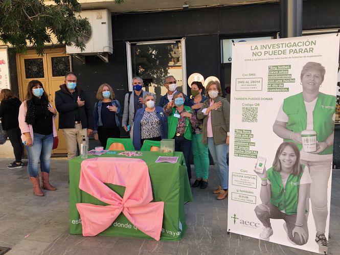Stand en Órgiva para recaudar fontos para la investigación contra el cáncer (AYTO. ÓRGIVA)