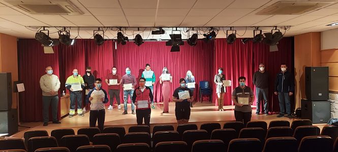 Alumnos del curso con su diploma (AYTO. GÓJAR)