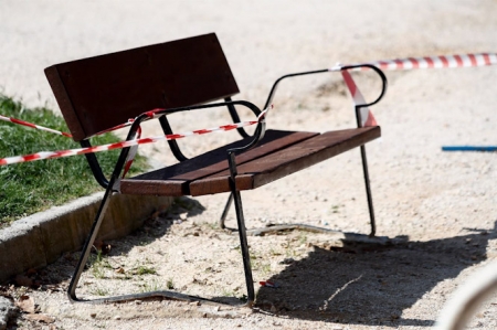 Imagen de archivo de un banco precintado en un parque cerrado (ÓSCAR J.BARROSO - EUROPA PRESS) Imagen de archivo de un banco precintado en un parque cerrado (ÓSCAR J.BARROSO - EUROPA PRESS)