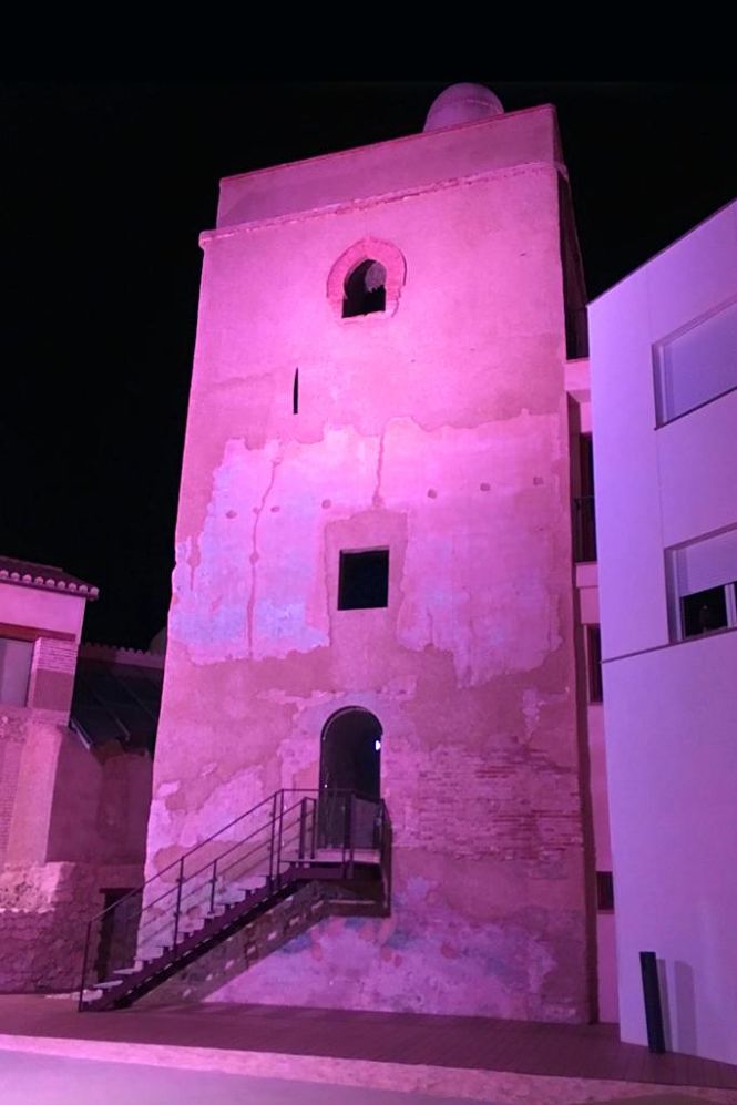 La Torre de la Alquería iluminada de rosa (AYTO. HUÉTOR TÁJAR) 