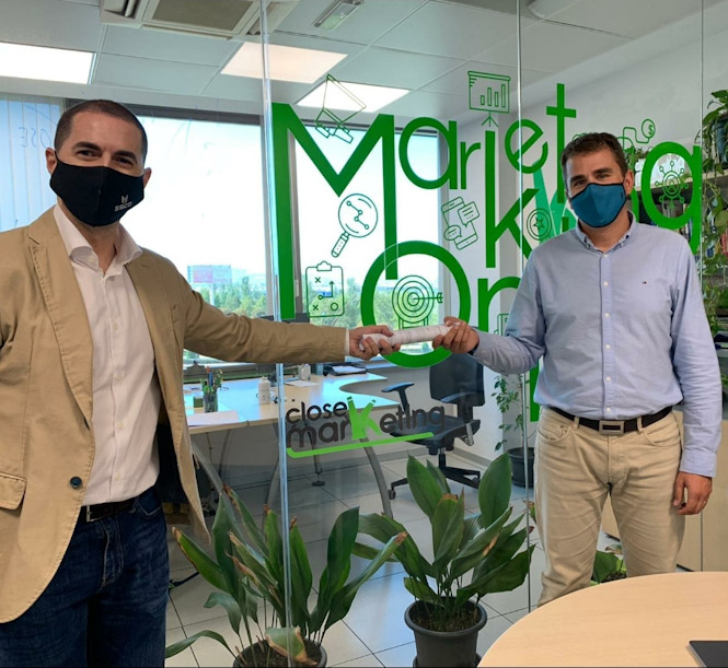 A la izquierda, Miguel Ángel Rodríguez, vocal de Empleo y Emprendimiento del Club y a la derecha David Pérez, gerente de Closemarketing (CLUB MARKETING GRANADA) 