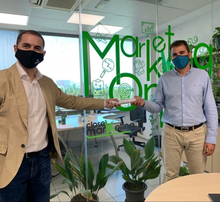 A la izquierda, Miguel Ángel Rodríguez, vocal de Empleo y Emprendimiento del Club y a la derecha David Pérez, gerente de Closemarketing (CLUB MARKETING GRANADA) 