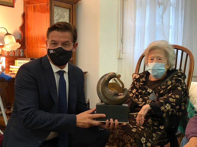 Luis Salvador entrga el premio a la poetisa Julia Uceda (AYTO. GRANADA)