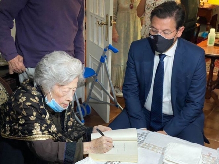 Julia Uceda firma en el libro de honor de Granada (AYTO. GRANADA)