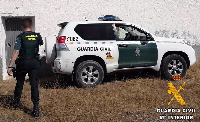 Un agente de la Guardia Civil junto a un coche (GUARDIA CIVIL)