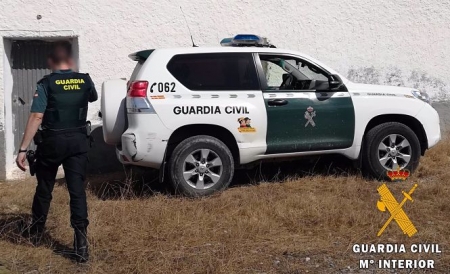 Un agente de la Guardia Civil junto a un coche (GUARDIA CIVIL)