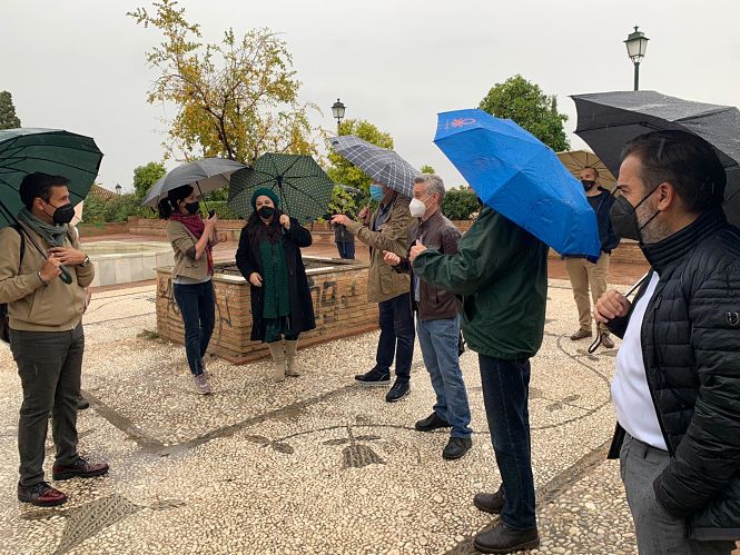 Miembros del PSOE con vecinos del Albaicin (PSOE)