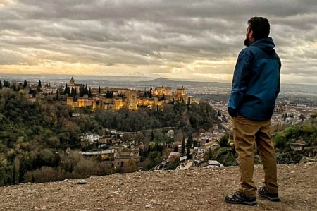 El autor del libro, Jorge Toqa observa la Alhambra 