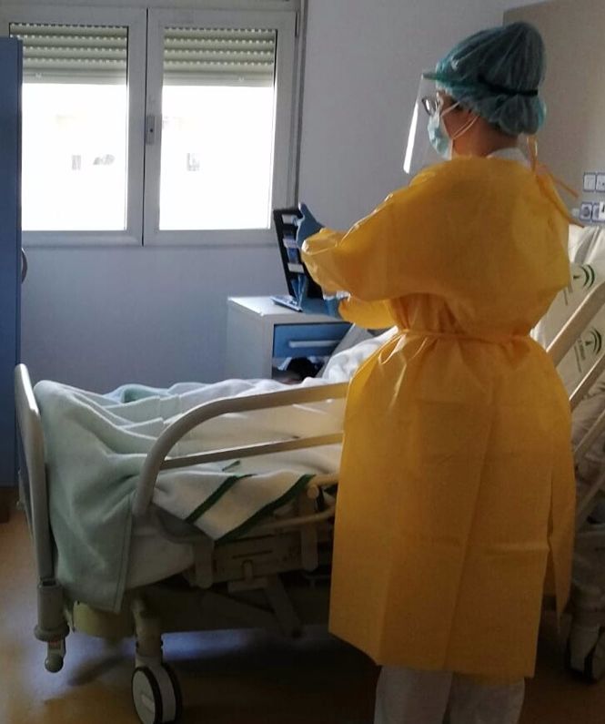 Enfermera realizando una videollamada con un paciente (JUNTA)