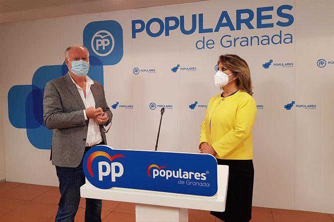 El portavoz del PP en Almegíjar, Santiago Sáez, y la diputada provincial Carmen Lidia Reyes (PP)