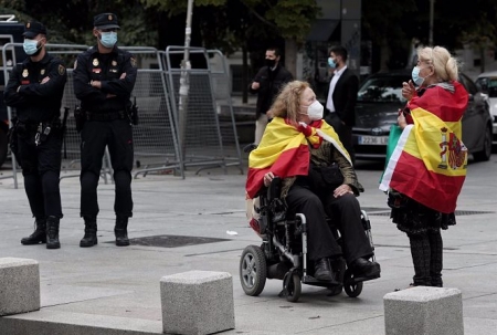 seguidores de Vox apoyan a los dirigentes de su partido con banderas de España en las inmediaciones del Congreso, con motivo de la moción de censura (EUROPA PRESS/E. PARRA) 