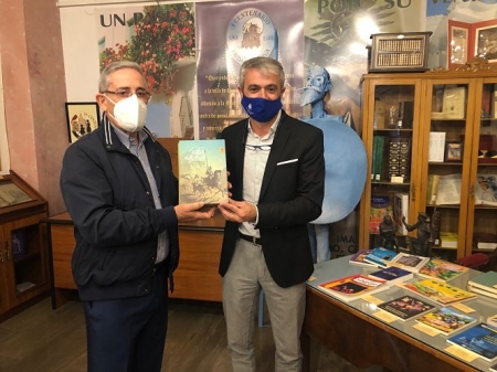 Imagen de la entrega de los ejemplares (AYTO. ÓRGIVA) Imagen de la entrega de los ejemplares (AYTO. ÓRGIVA)