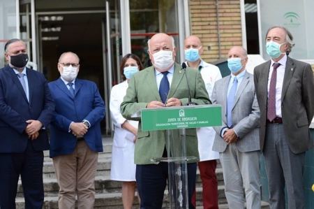 El consejero de Salud y Familias, Jesús Aguirre, atiende a los medios ante el centro de salud Zaidín Centro (JUNTA/ARCHIVO) El consejero de Salud y Familias, Jesús Aguirre, atiende a los medios ante el centro de salud Zaidín Centro (JUNTA/ARCHIVO)