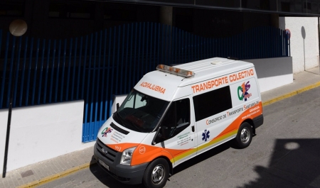 Una ambulancia (JUNTA DE ANDALUCÍA) 