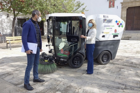 Nueva maquina barredora para el Albaicín (JAVIER ALGARRA / AYUNTAMIENTO)