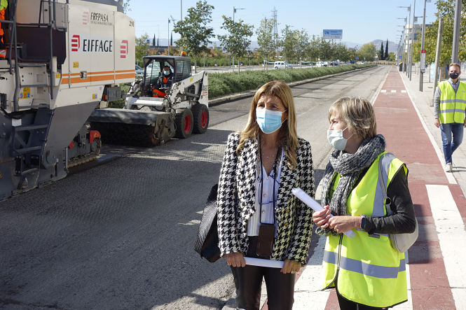 La Concejala de Mantenimiento, Eva Martín ha visitado una de las calles asfaltadas (JAVIER ALGARRA / AYUNTAMIENTO)