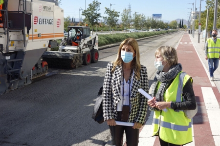 La Concejala de Mantenimiento, Eva Martín ha visitado una de las calles asfaltadas (JAVIER ALGARRA / AYUNTAMIENTO)