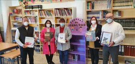 Imagen de la donación de los libros (AYTO. CÚLLAR VEGA)