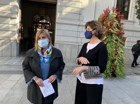 Nuria Gutierrez y Elisa Cabrerizo en la presentación de la moción (PSOE)
