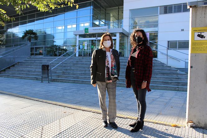 Mieambros del PSOE en la entrada del Hospital de Loja (PSOE)