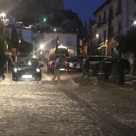 Operarios municipales desinfectan las calles de Montefrío (AYTO. MONTEFRIO)