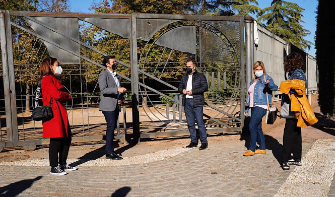 Miembros del PSOE en la puerta del Parque Federico García Lorca (PSOE)