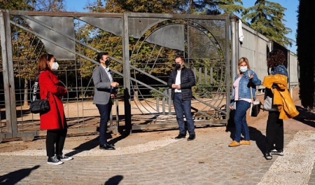 Miembros del PSOE en la puerta del Parque Federico García Lorca (PSOE)