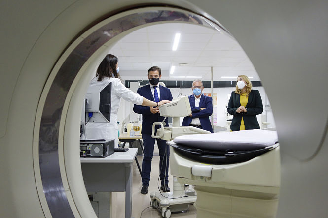 Imagen de la visita de Luis Salvador a Atlántida Cidep (JAVIER ALGARRA / AYUNTAMIENTO)