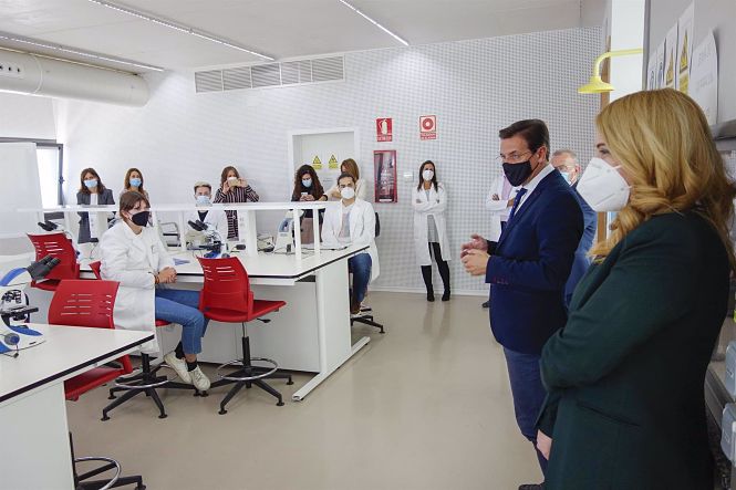 El alcalde de Granada, Luis Salvador, en una visita a una empresa (AYUNTAMIENTO) 