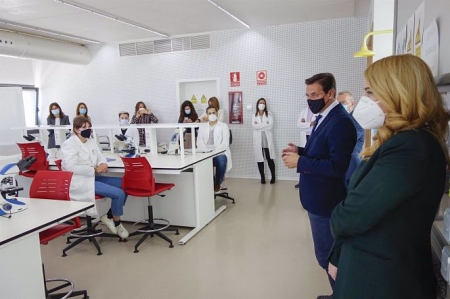 El alcalde de Granada, Luis Salvador, en una visita a una empresa (AYUNTAMIENTO) 