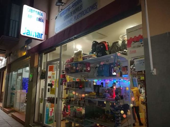 Escaparate de un comercio de Monachil (AYTO. MONACHIL)