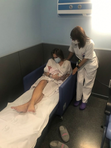 Una paciente en uno de los sillones azules (HAR GUADIX)