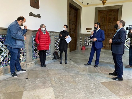 Foto de familia tras la rueda de prensa (PSOE)