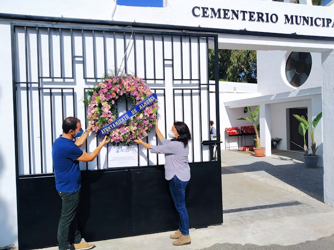 Colocación de la corona a la entrada del camposanto (AYTO. ALMUÑECAR) 