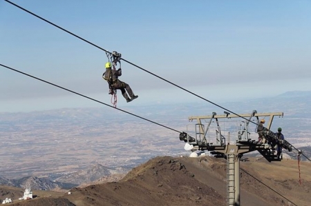Imagen de archivo de una práctica desarrollada en el telesilla Veleta el pasado 7 de octubre (CETURSA/ARCHIVO) Imagen de archivo de una práctica desarrollada en el telesilla Veleta el pasado 7 de octubre (CETURSA/ARCHIVO)