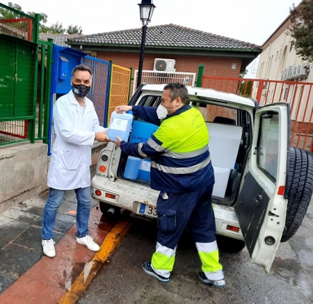 Un operario del Ayuntamiento reparten el material sanitario en los colegios (AYTO VEGAS DEL GENIL) 