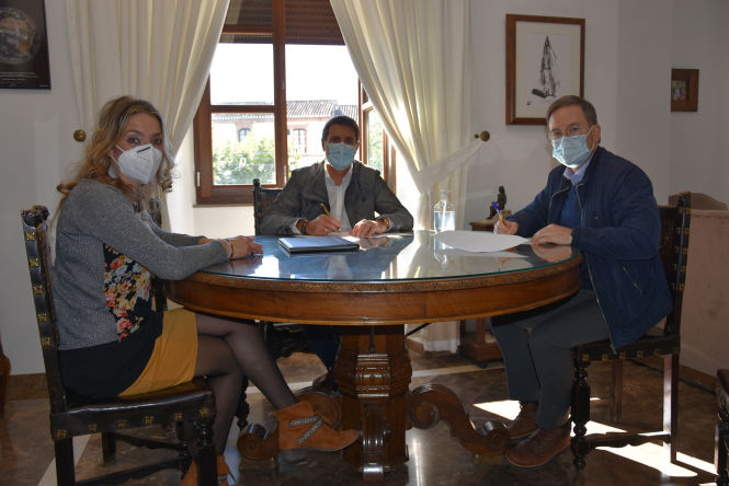 Imagen de la firma del convenio (AYTO. BAZA)