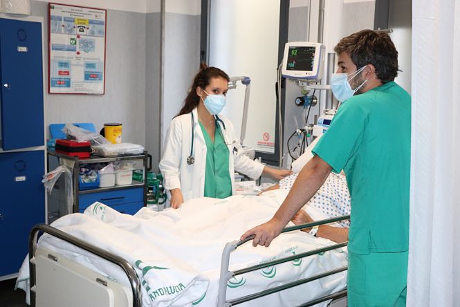 Sanitarios atienden a un paciente (JUNTA DE ANDALUCIA)