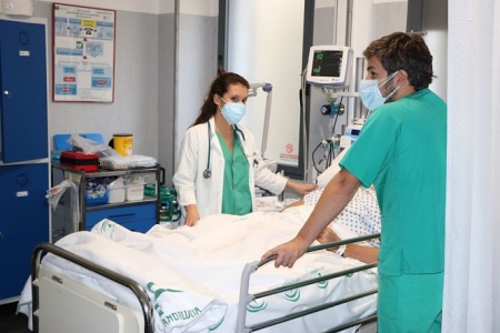 Sanitarios atienden a un paciente (JUNTA DE ANDALUCIA) Sanitarios atienden a un paciente (JUNTA DE ANDALUCIA)