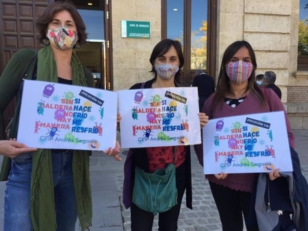 Madres del colegio Andrés Segovia protestan ante la sede de la Junta (AMPA AMANECER) Madres del colegio Andrés Segovia protestan ante la sede de la Junta (AMPA AMANECER)