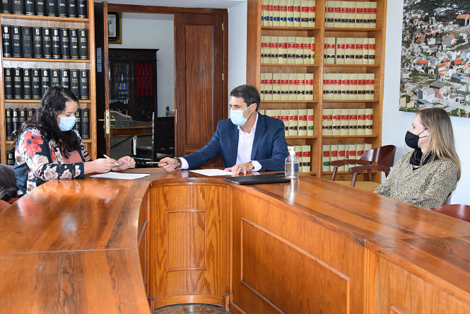 Imagen de la firma del convenio (AYTO. BAZA) 