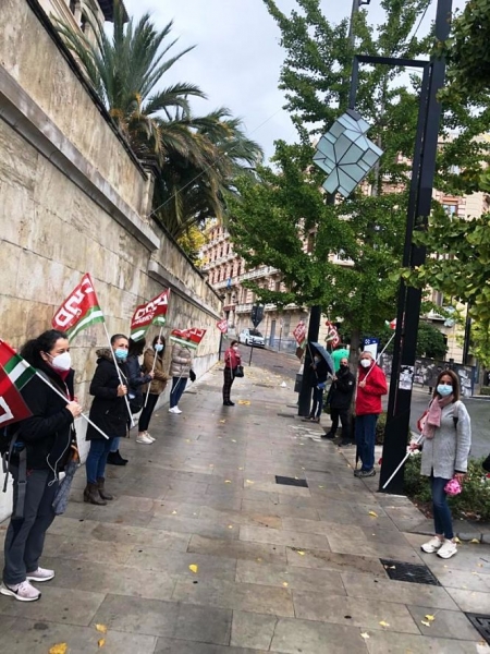 Concentración en la Delegación de Educación (CCOO) Concentración en la Delegación de Educación (CCOO)