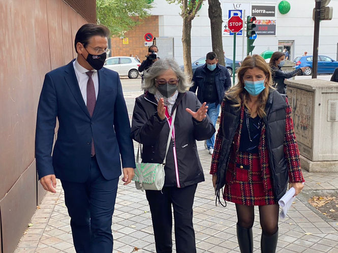 Imagen de la visita al Barrio de FIgares (JAVIER ALGARRA / AYUNTAMIENTO)