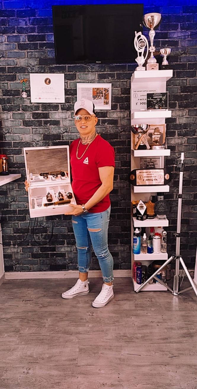  Iván Marañón en su peluquería de Huétor Tájar (AYTO. HUÉTOR TÁJAR)