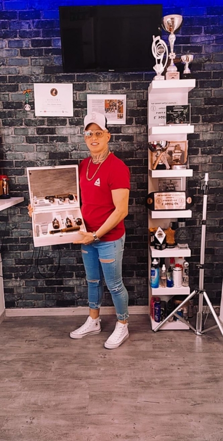  Iván Marañón en su peluquería de Huétor Tájar (AYTO. HUÉTOR TÁJAR)