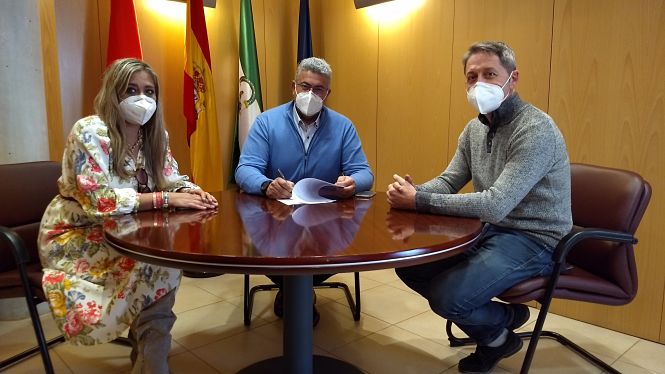 el alcalde, José Manuel Prieto (centro), la concejala de Personal, Susana Megías, y el delegado de personal (CC.OO.), José Miguel Arquelladas tras la firma del convenio (AYTO. HUÉTOR VEGA)