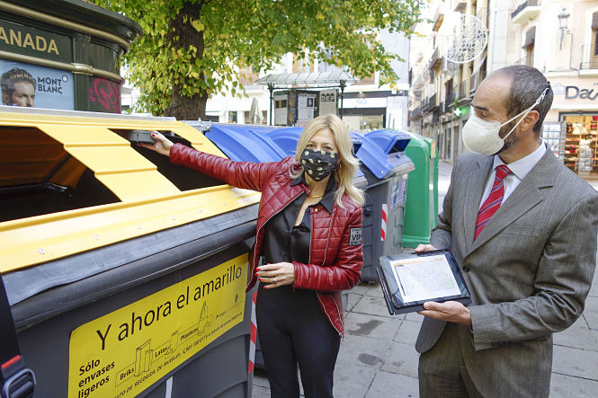 La Concejal de Medio Ambiente, Pepa Rubia junto a uno de los contenedores (JAVIER ALGARRA / AYUNTAMIENTO)