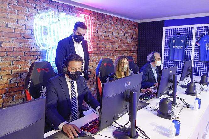 El alcalde de Granada, Luis Salvador, y el concejal de Deportes, José Antonio Huertas, en la empresa de deportes electrónicos Arctic Gaming (AYUNTAMIENTO DE GRANADA)