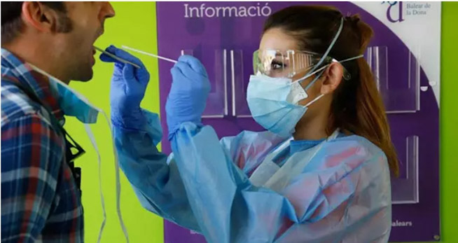 Un sanitario realiza una prueba de coronavirus (CAIB) 