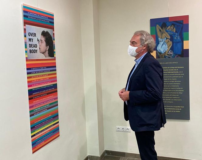 El concejal de Igualdad, José Antonio Huertas ha visitado la exposición (AYTO. GRANADA) 
